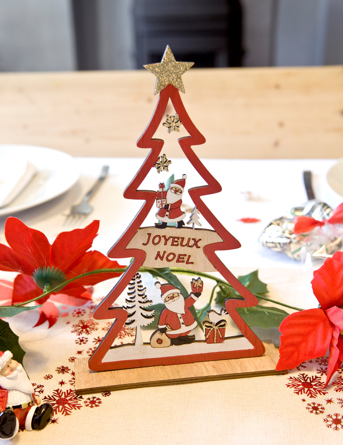 Mise en situation sur table de la décoration en bois sapin Joyeux Noël