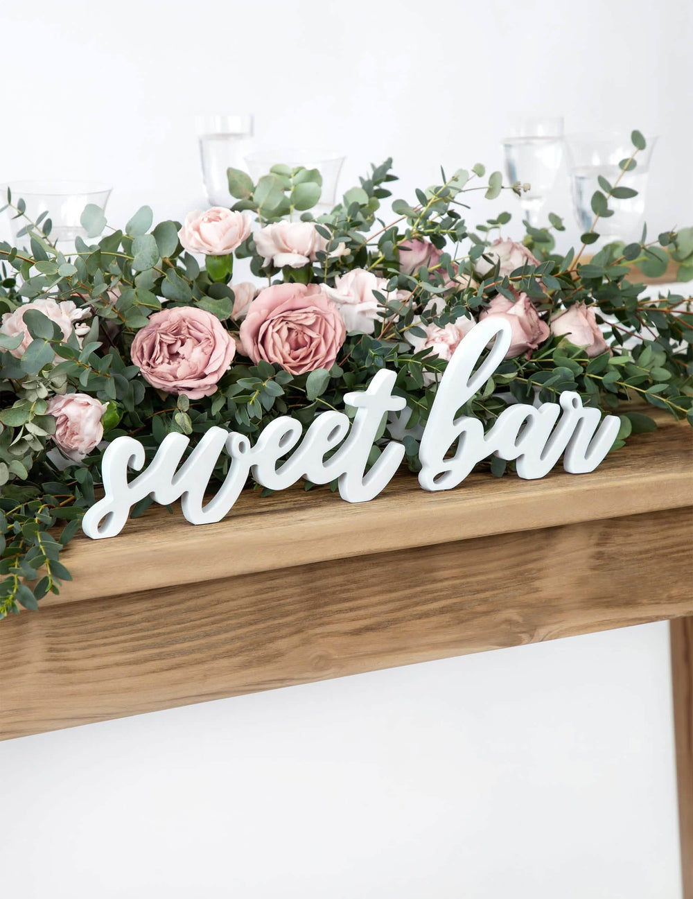 Decoração em madeira da sweet bar para casamento