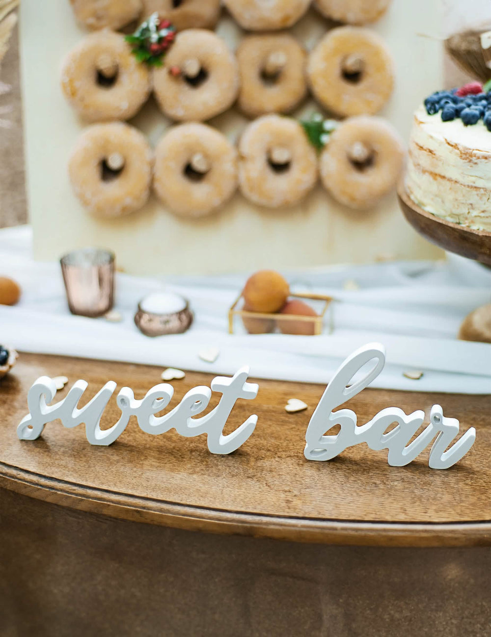 Grande plano sobre as letras da decoração em madeira sweet bar para casamento