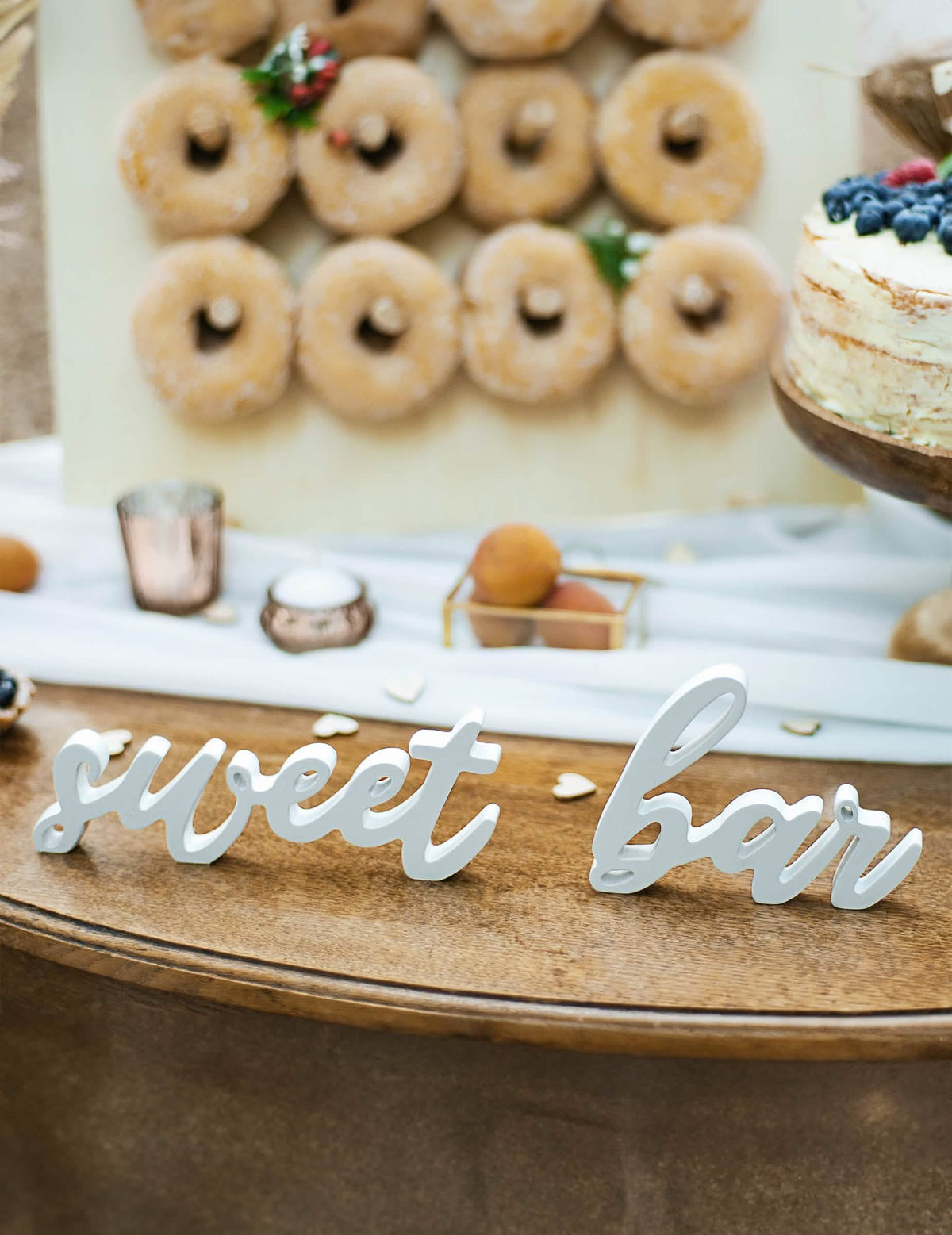 Grande plano sobre as letras da decoração em madeira sweet bar para casamento