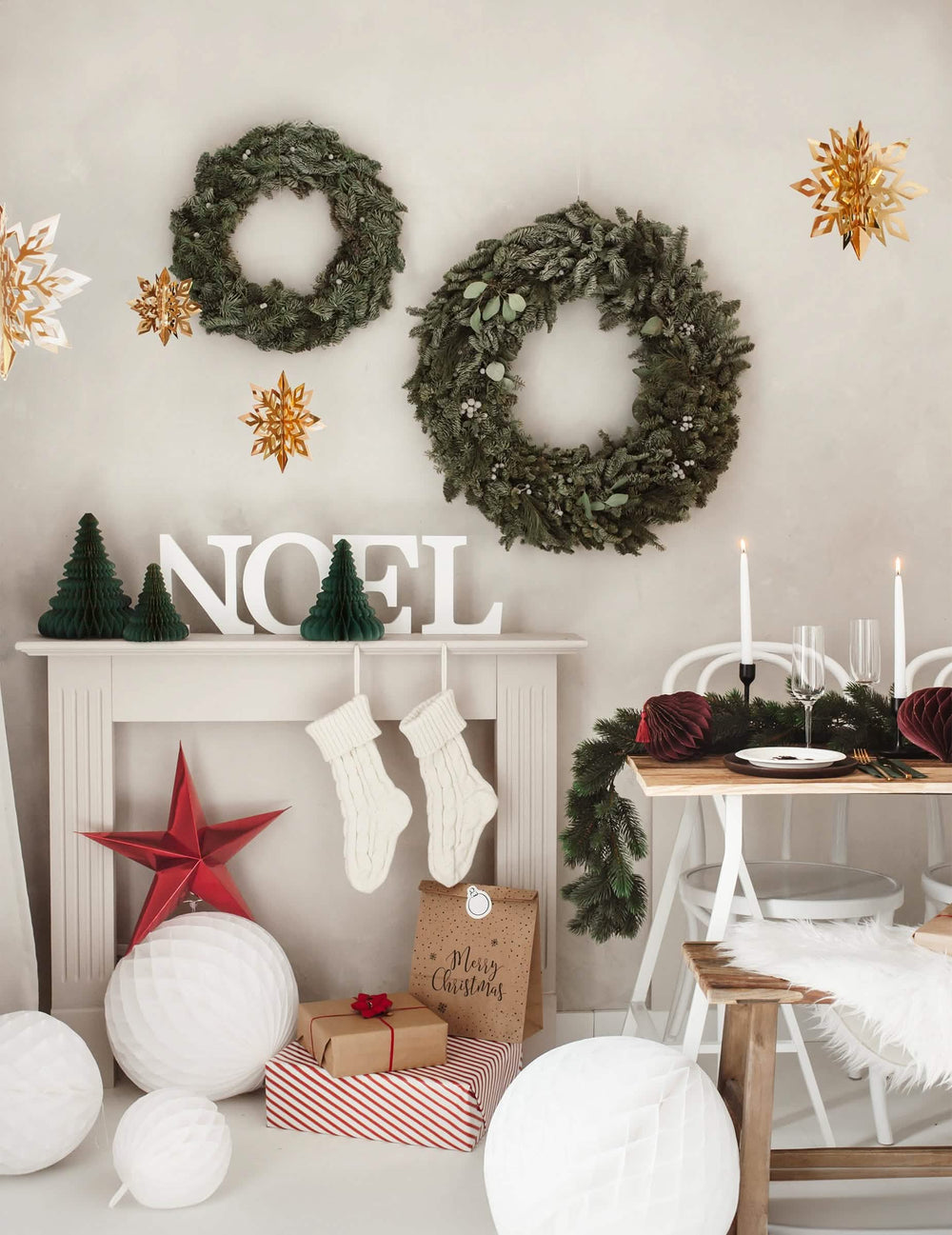 Cenário sobre uma lareira da decoração em papel de favo de mel pinheiro de natal