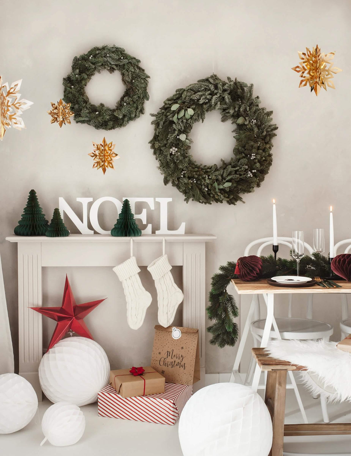 Cenário sobre uma lareira da decoração em papel de favo de mel pinheiro de natal