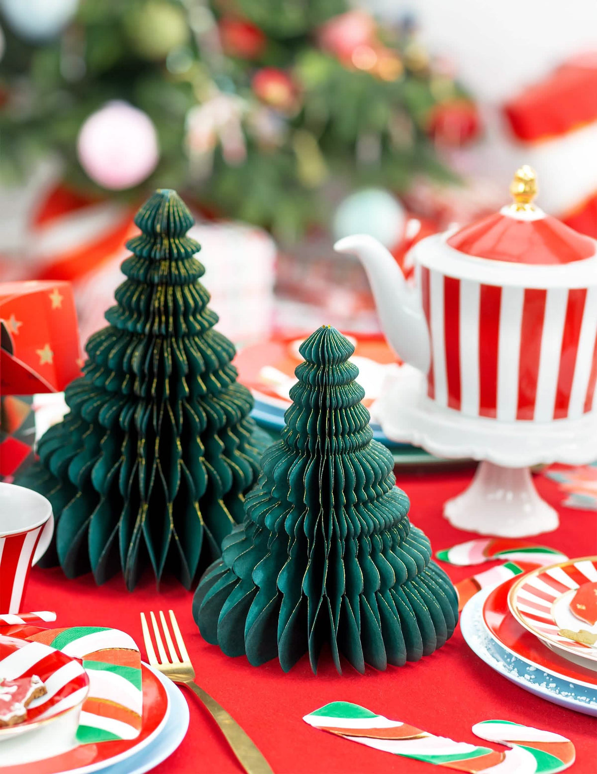 Mise em cena numa mesa de festa da decoração em papel alveolado pinheiro de natal