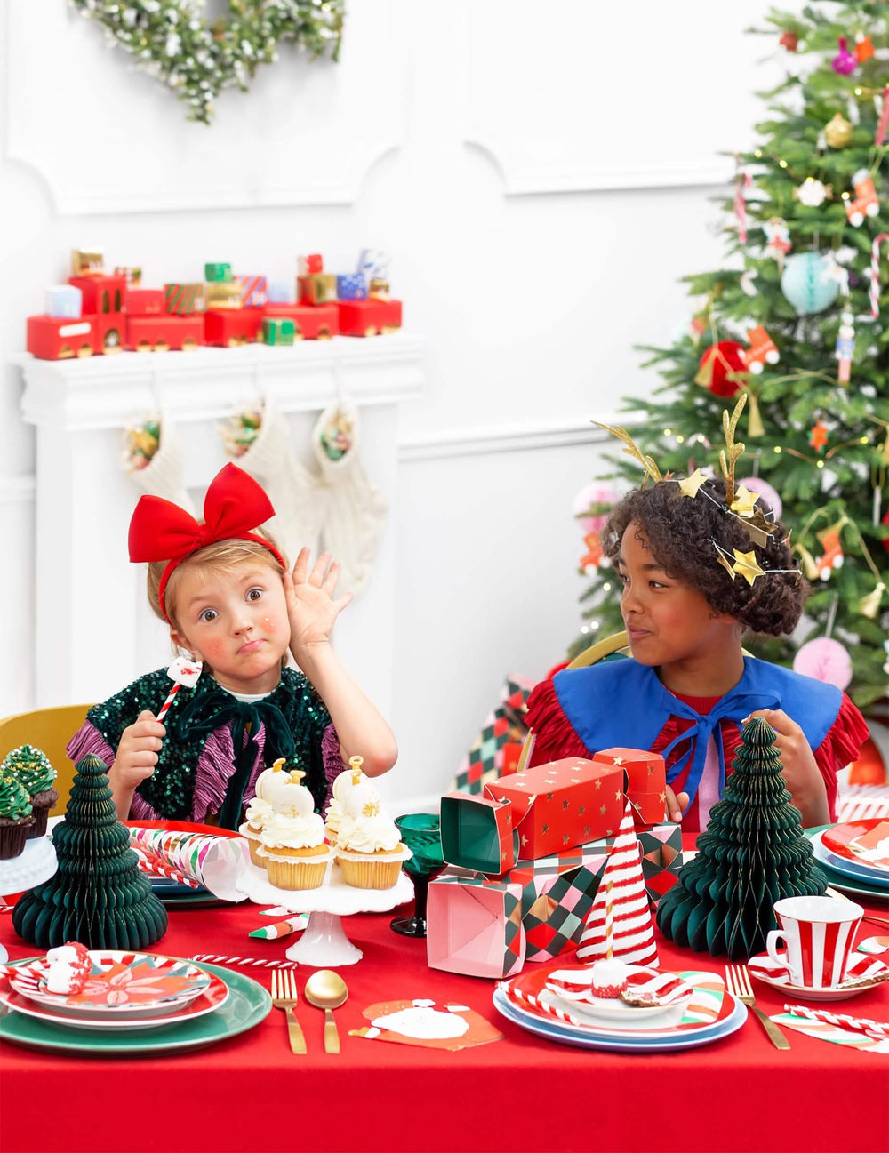 Mise em situação com crianças da decoração em papel alveolado árvore de natal