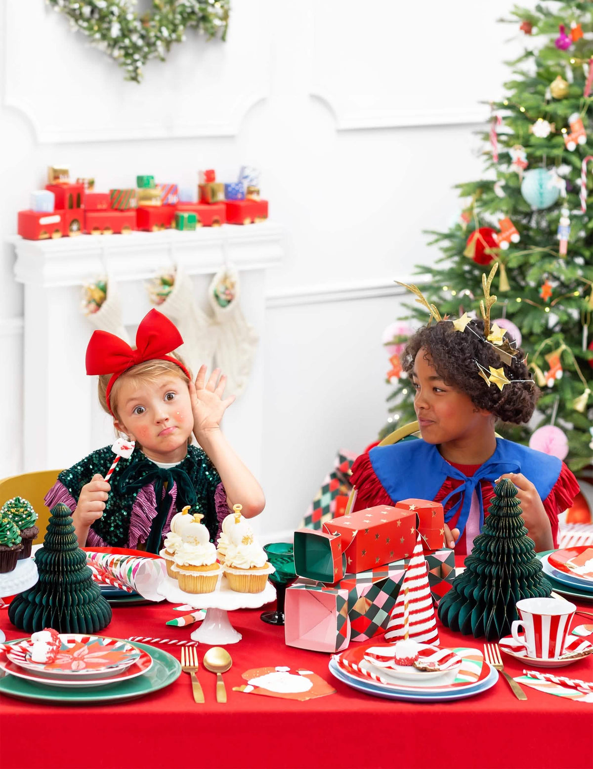 Mise em situação com crianças da decoração em papel alveolado árvore de natal