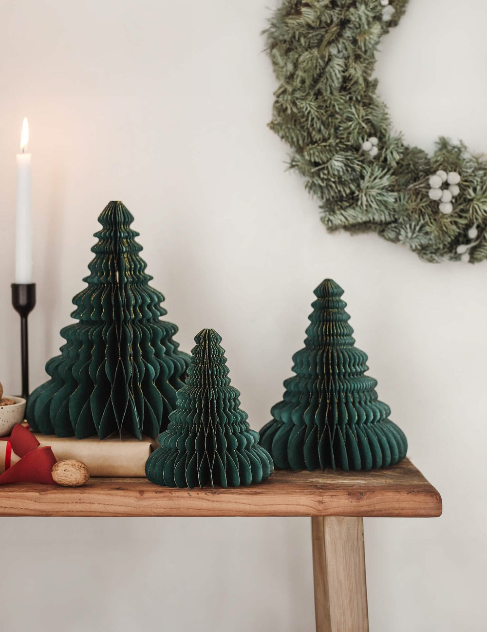 Composição de vários modelos da decoração em papel alveolado de natal em forma de árvore de natal