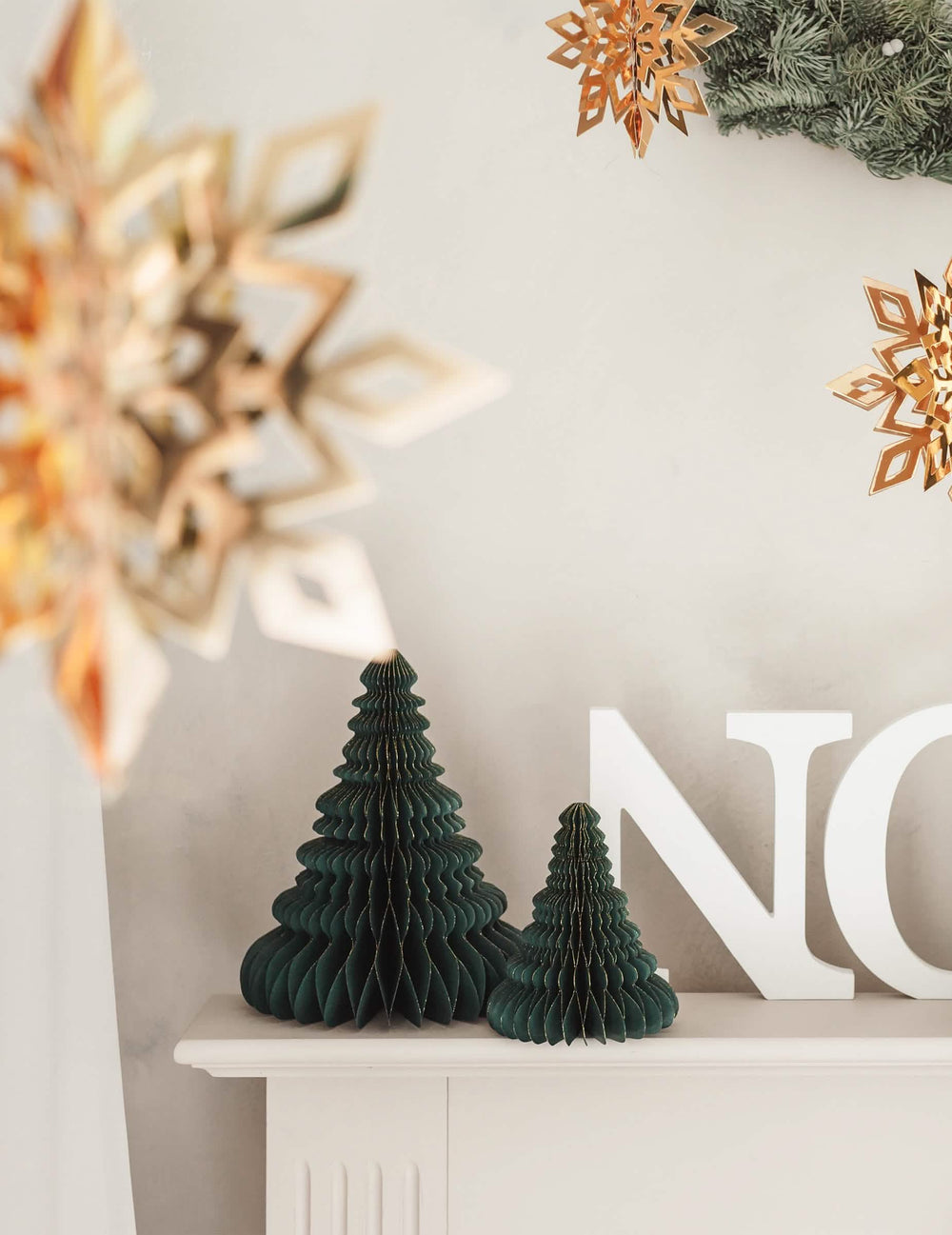 Encenário com letras e flocos da decoração em papel alveolado árvore de natal