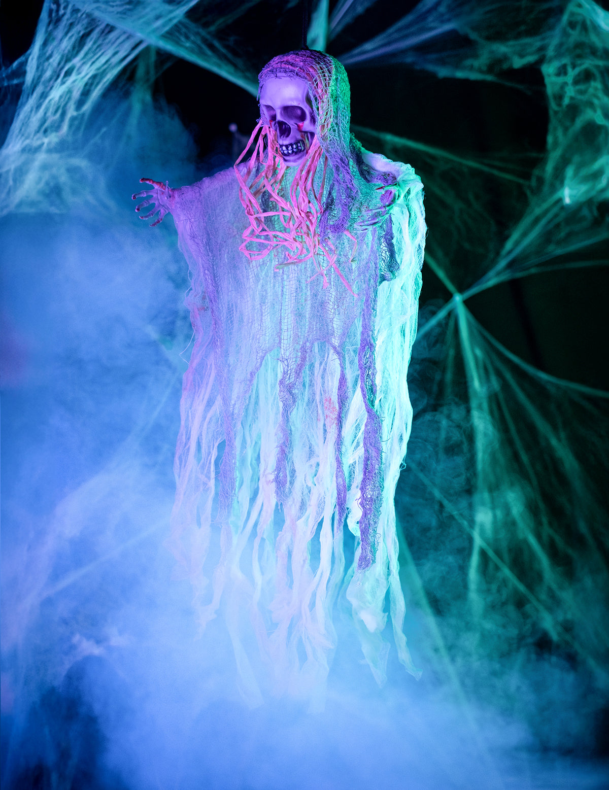 Mise en scène avec fumée et lumière de la décoration fantôme sanglant Halloween