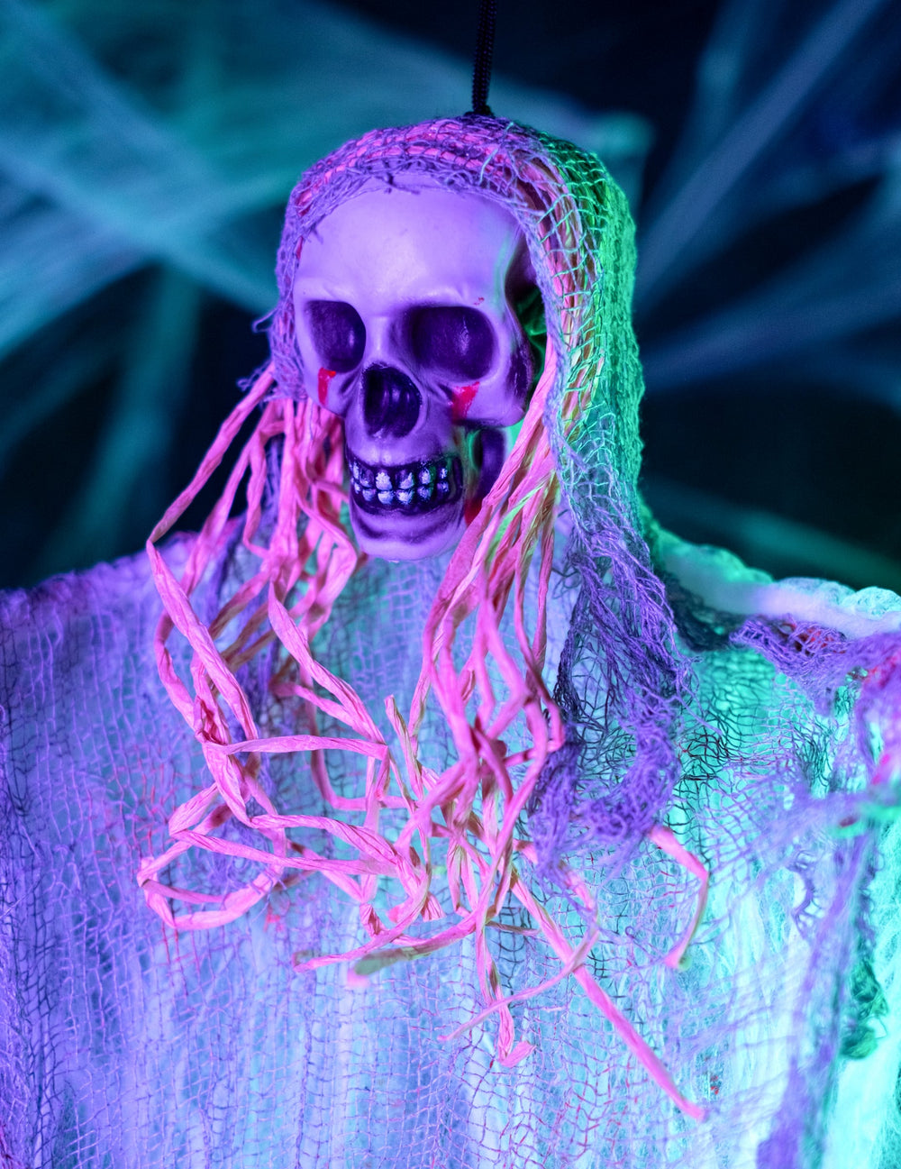 Détail de la tête avec voilage de la décoration fantôme sanglant Halloween
