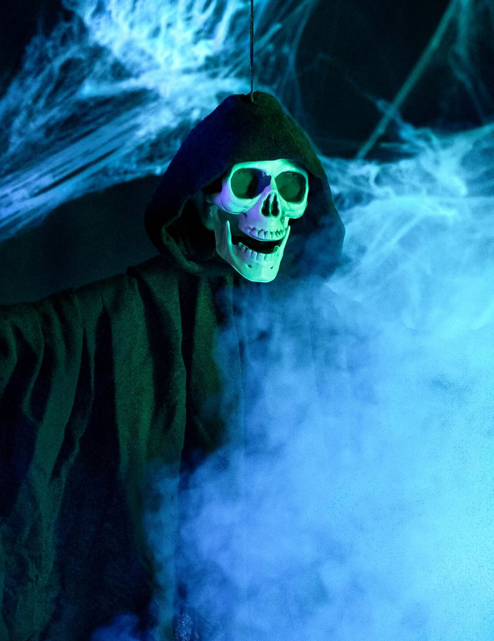 Grande plano do rosto de esqueleto da decoração ceifeiro para halloween negro para pendurar