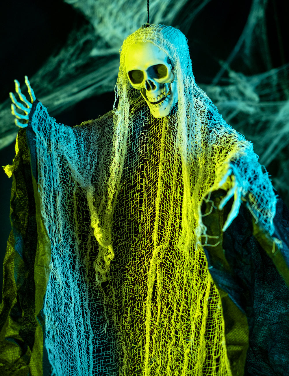 Gros plan sur le crâne et le voilage de la décoration de faucheuse pour Halloween
