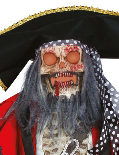 Gros plan sur la tête squelette de la décoration géante pirate animé