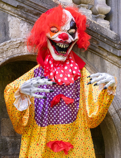 Gros plan sur le buste et le visage de la décoration Halloween géante clown terrifiant suspendu