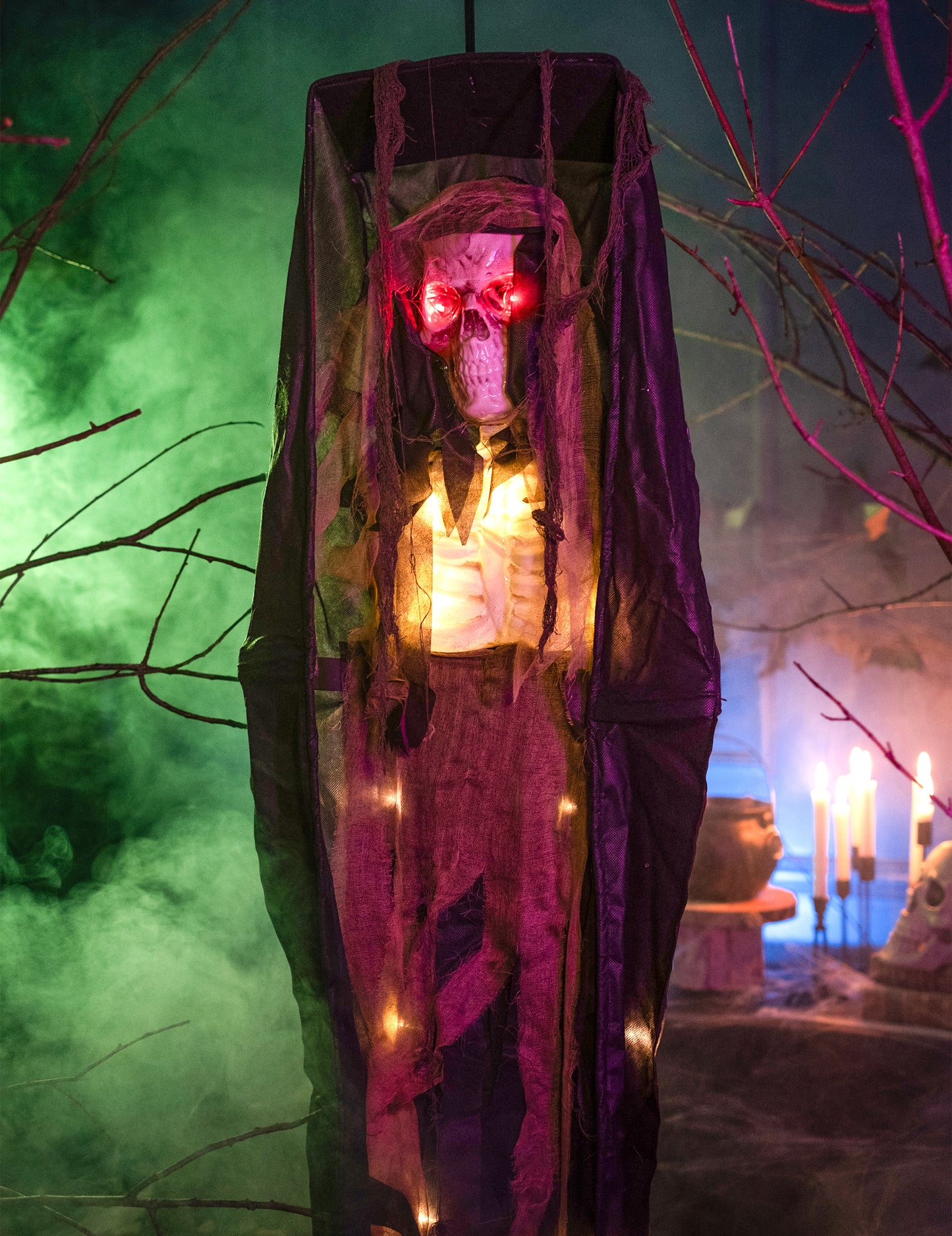 Décoration lumineuse cercueil pour Halloween noire avec squelette et yeux rouges