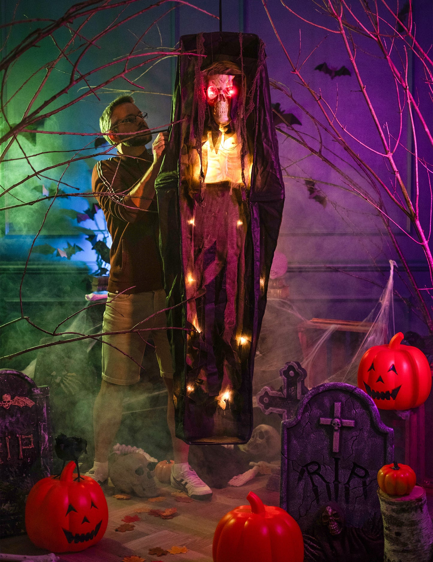 Mise en situation de la décoration lumineuse cercueil pour Halloween