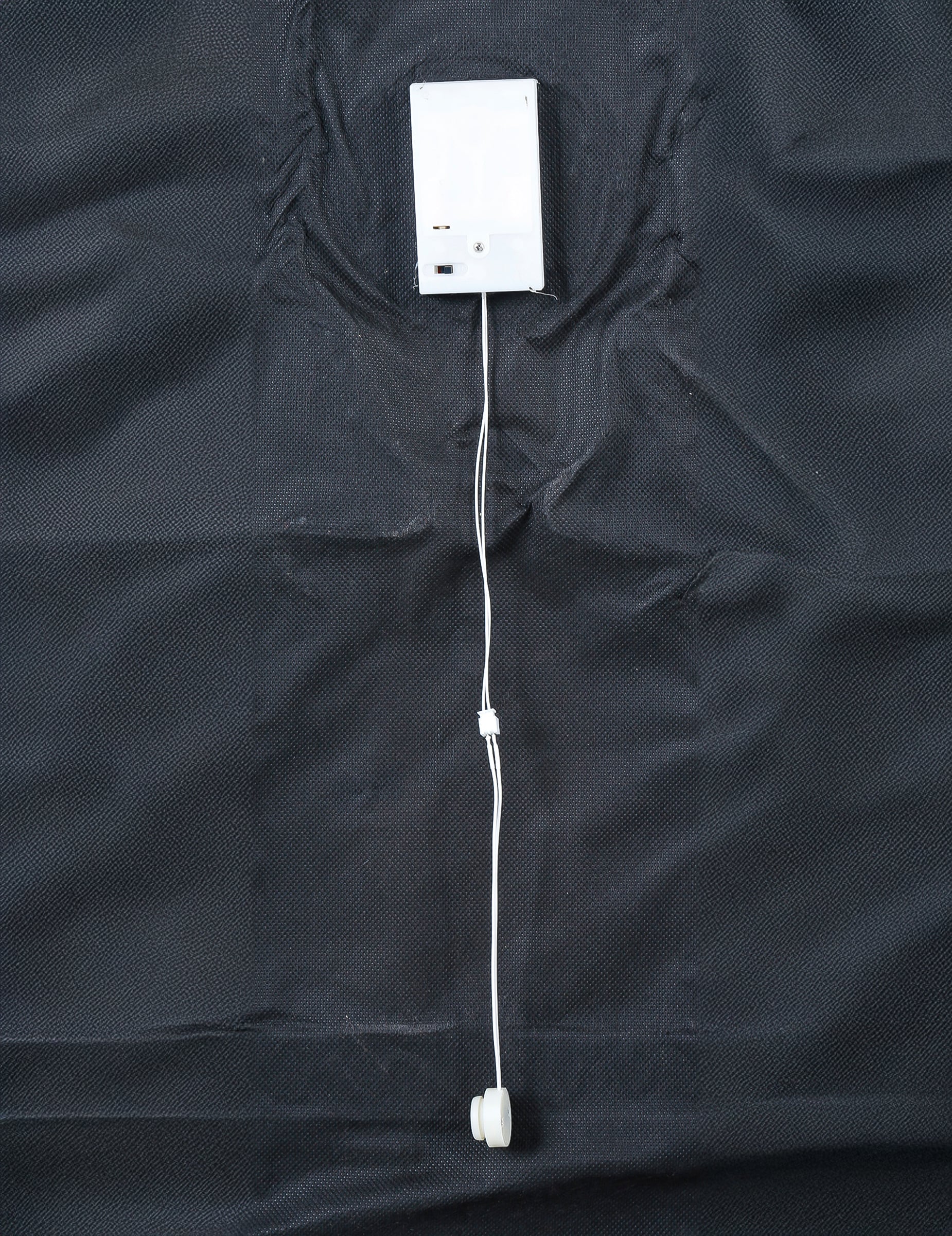 Détail du boîtier à piles et du bouton d'activation de la décoration lumineuse cercueil