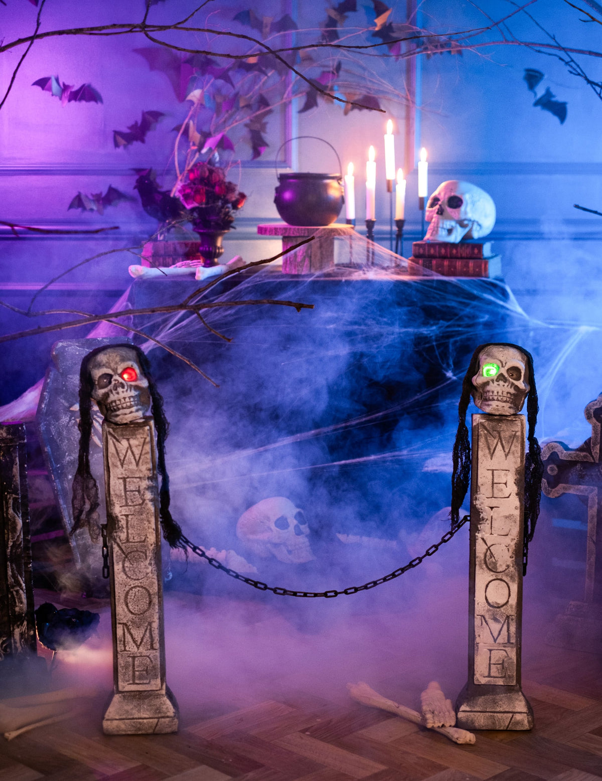 Mise en scène dans une ambiance effrayante de la décoration lumineuse devanture tombeau Halloween