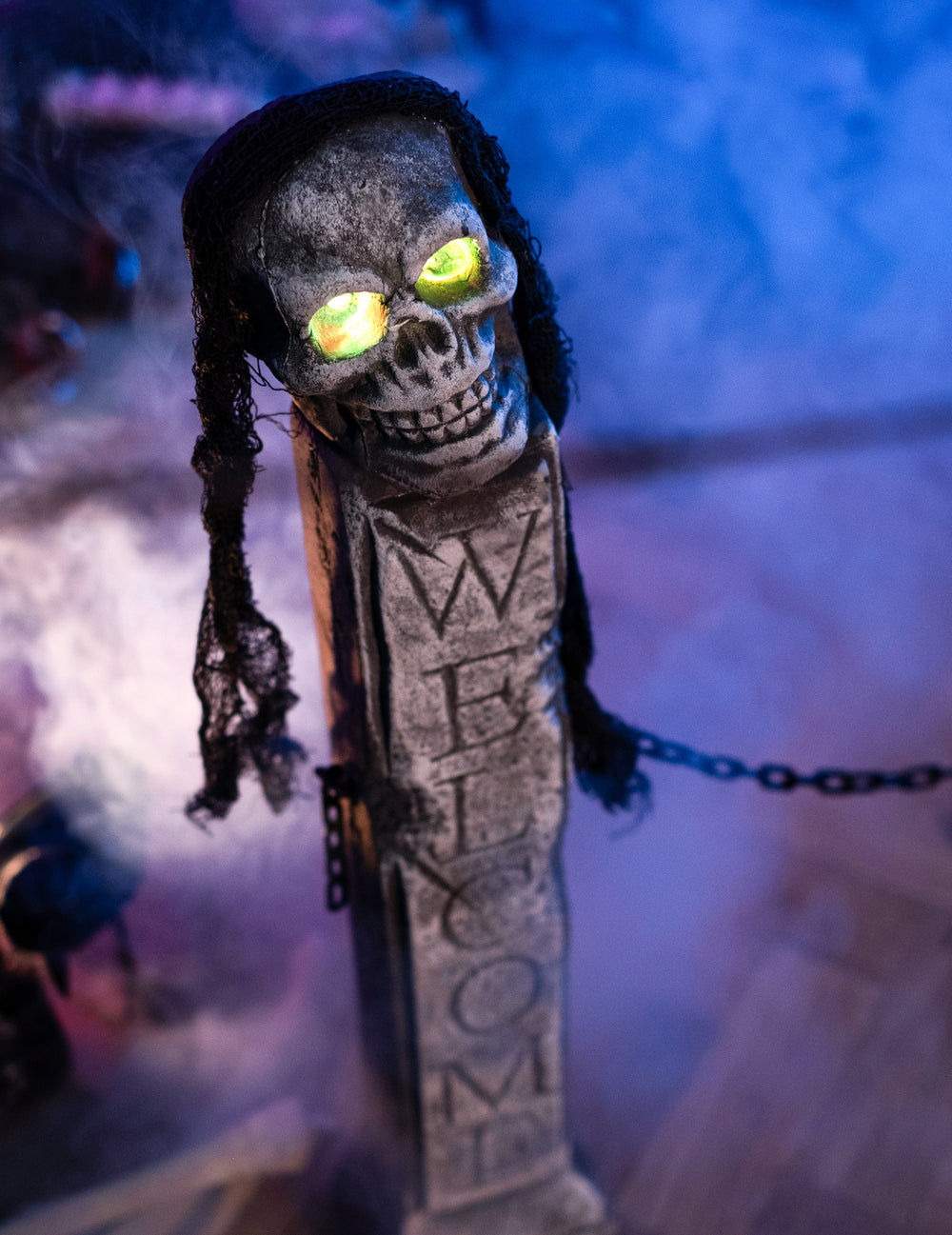 Détail de l'inscription Welcome et du crâne de la décoration lumineuse devanture tombeau Halloween