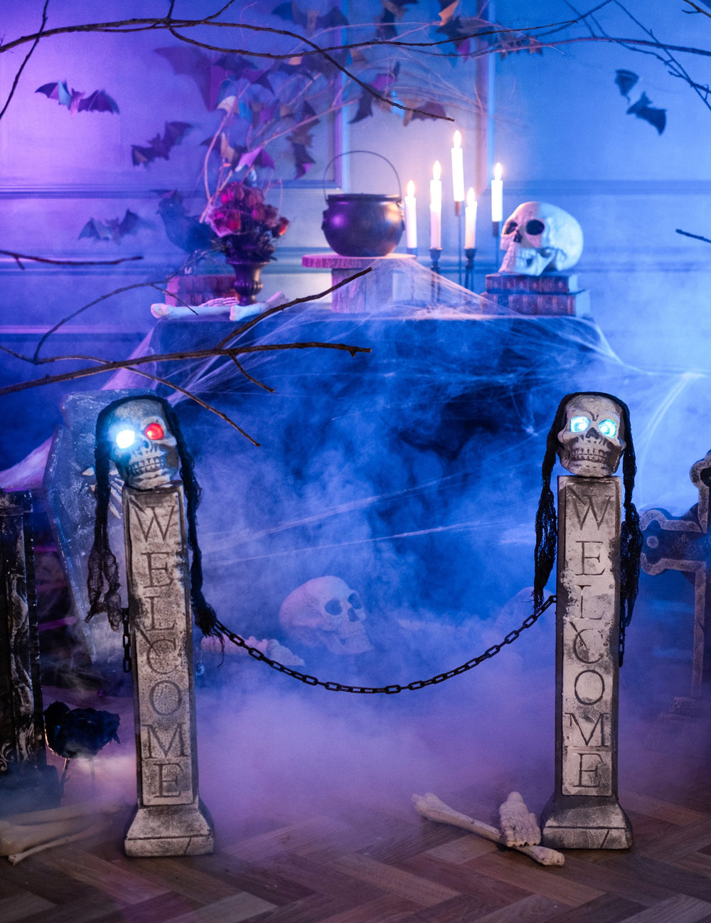 Décoration lumineuse devanture tombeau Halloween grise avec crânes aux yeux LED et chaînes