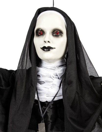 Gros plan sur le buste et le visage de la décoration lumineuse nonne suspendue