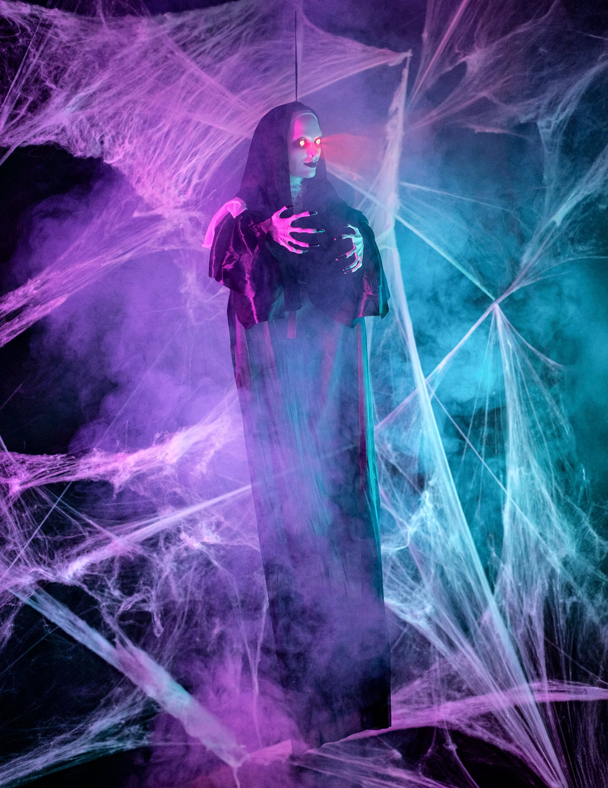 Mise en situation dans un décor d'Halloween de la décoration lumineuse nonne suspendue