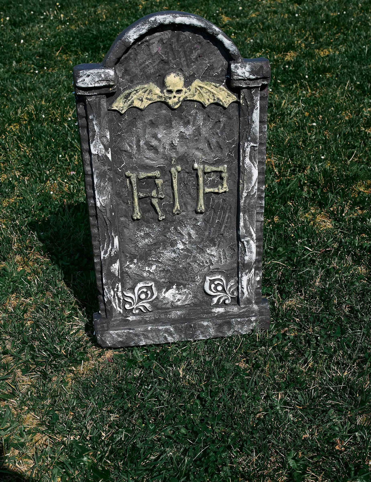 Encenação na relva da decoração de lápide de halloween