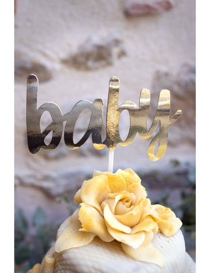 Gros plan sur le texte doré de la décoration pour gâteau baby pour baby shower