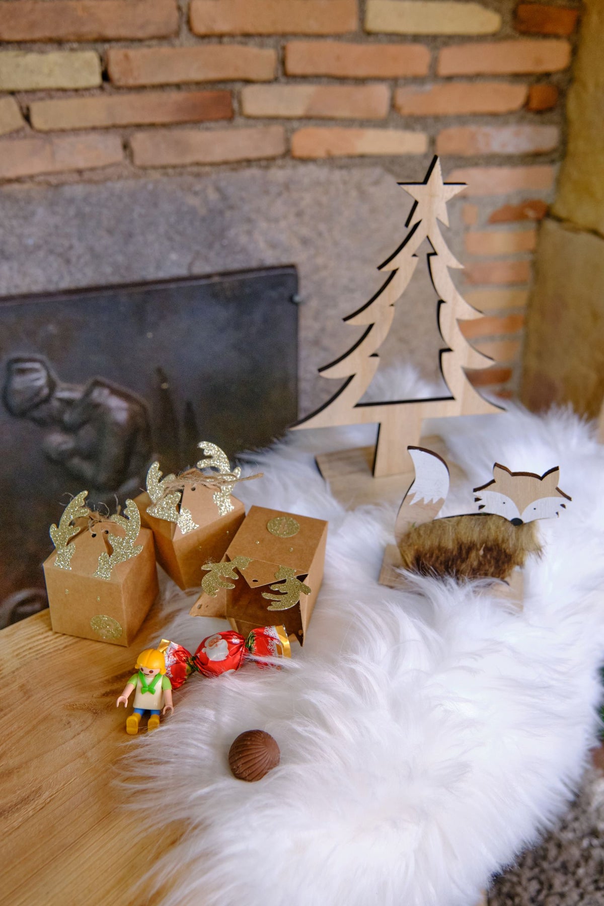 Mise en scène festive de la décoration sapin de Noël