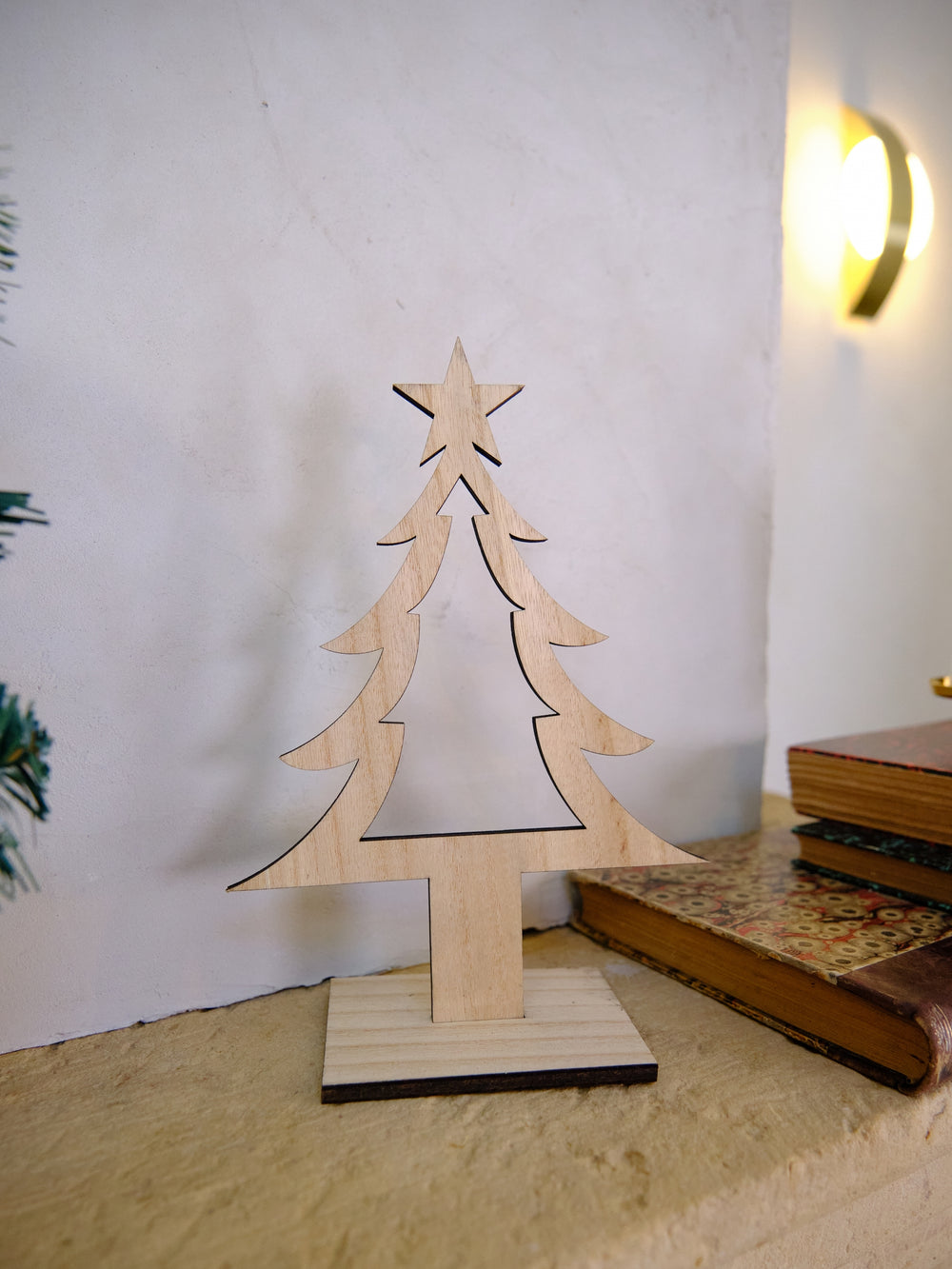 Vue de face sur son socle de la décoration Sapin de Noël