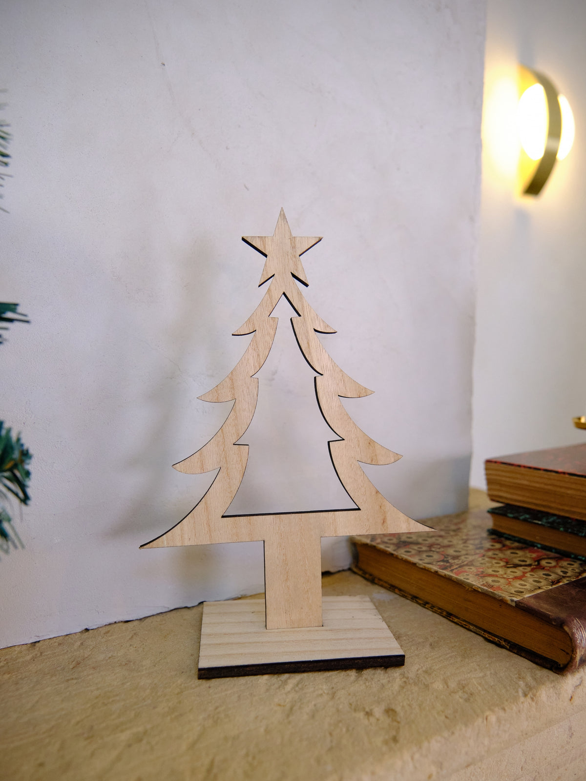 Vue de face sur son socle de la décoration Sapin de Noël