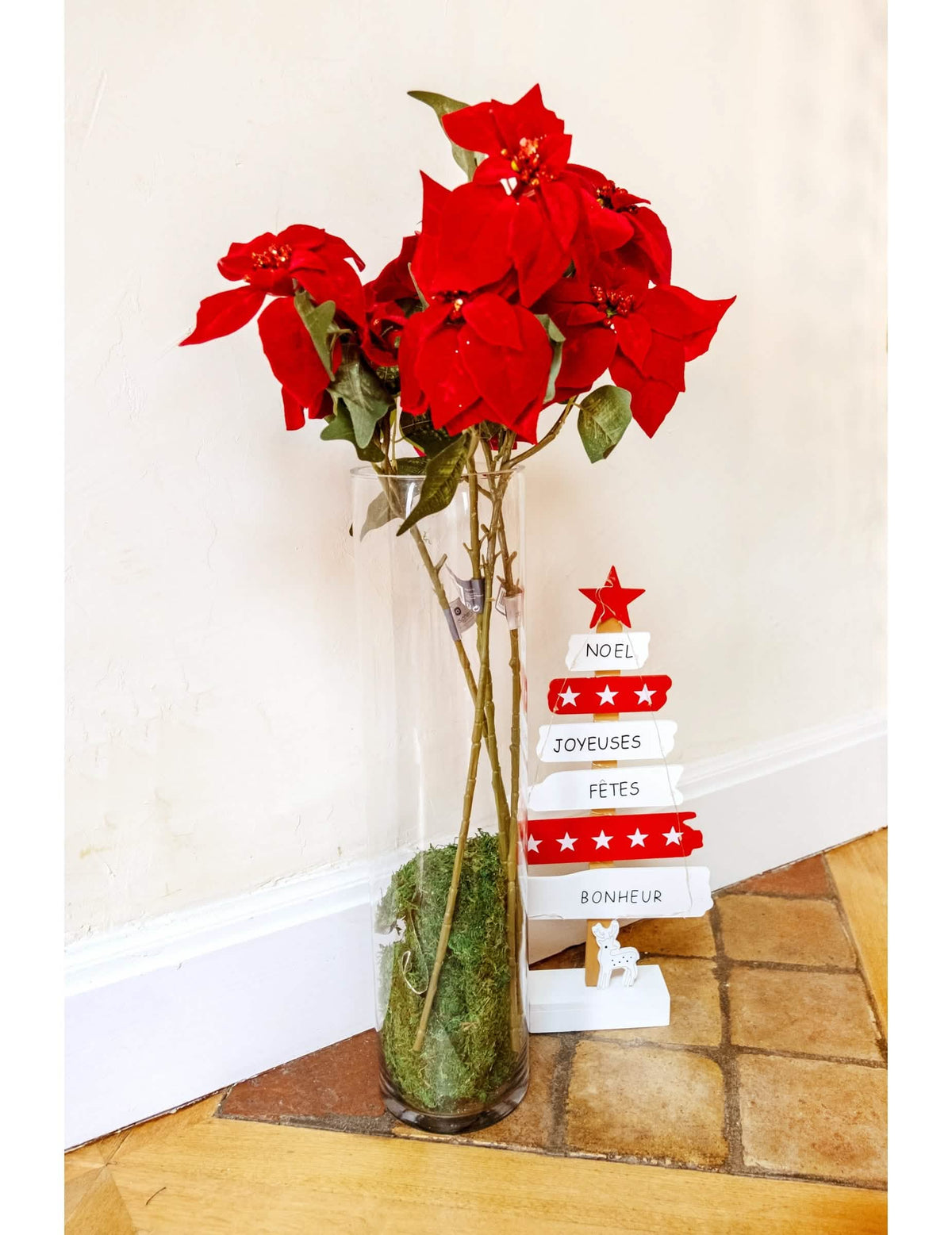 Encenação da decoração de árvore de natal luminosa