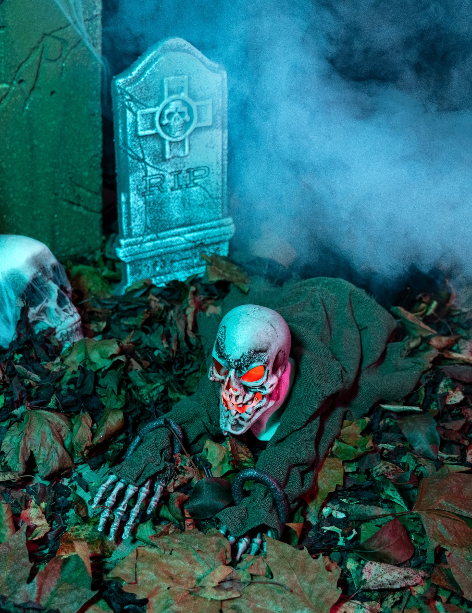 Mise en situation dans un cimetière de la décoration squelette animée lumineuse et sonore pour Halloween