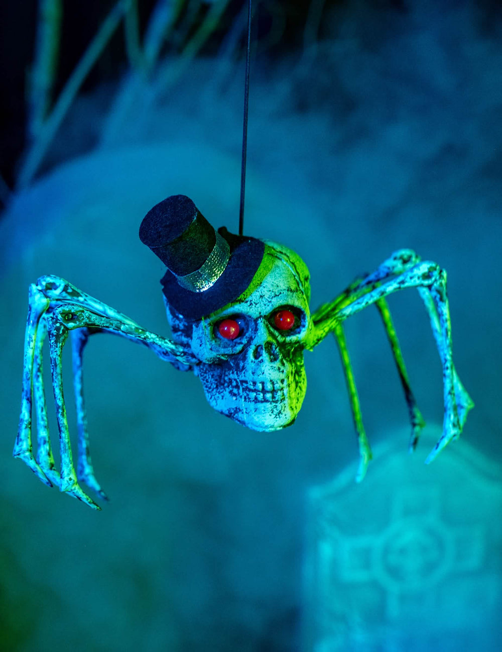 Vista frontal em suspensão da decoração esqueleto aranha halloween