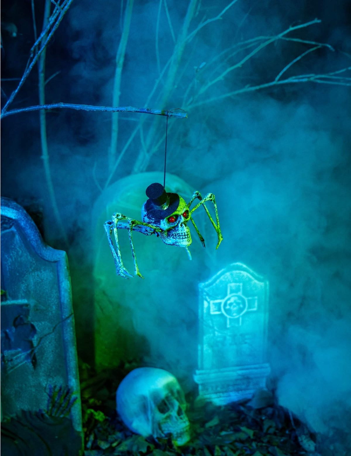 Encenação num cenário de cemitério enevoado da decoração esqueleto-aranha halloween