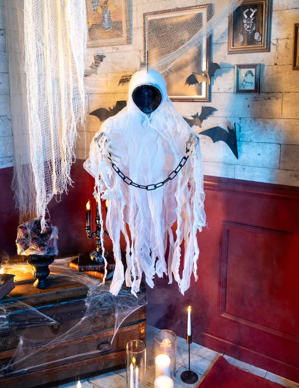 Encenação de halloween da decoração esqueleto ceifeiro acorrentado