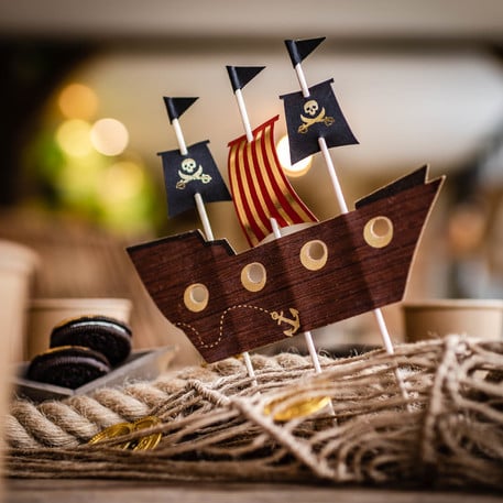 Mise en scène de la décoration sur pic bateau pirate cake topper