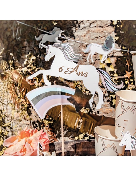 Mise en situation de la décoration sur pic licorne pour gâteau pastel et or