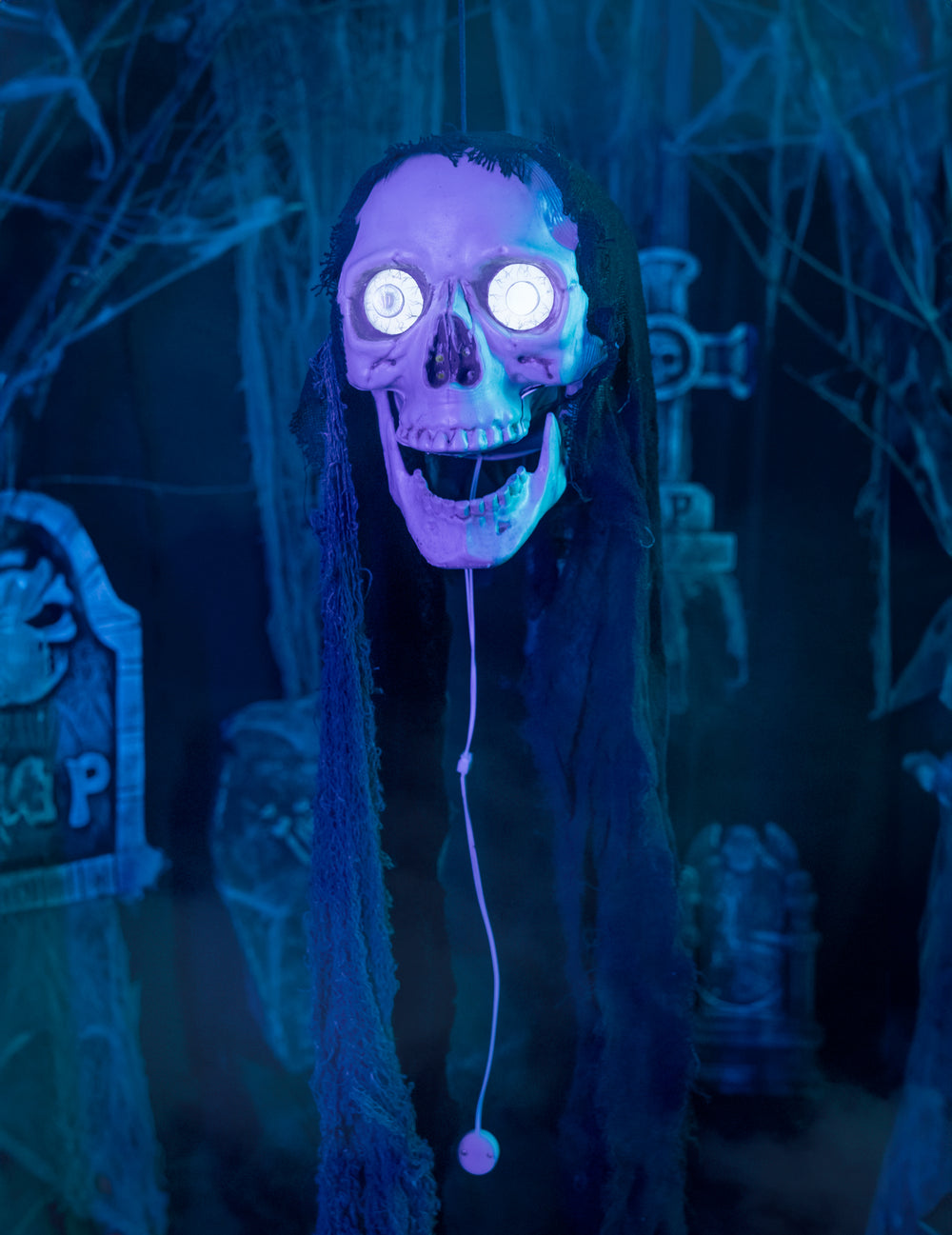 Vue des yeux lumineux de la décoration tête de mort animée pour Halloween