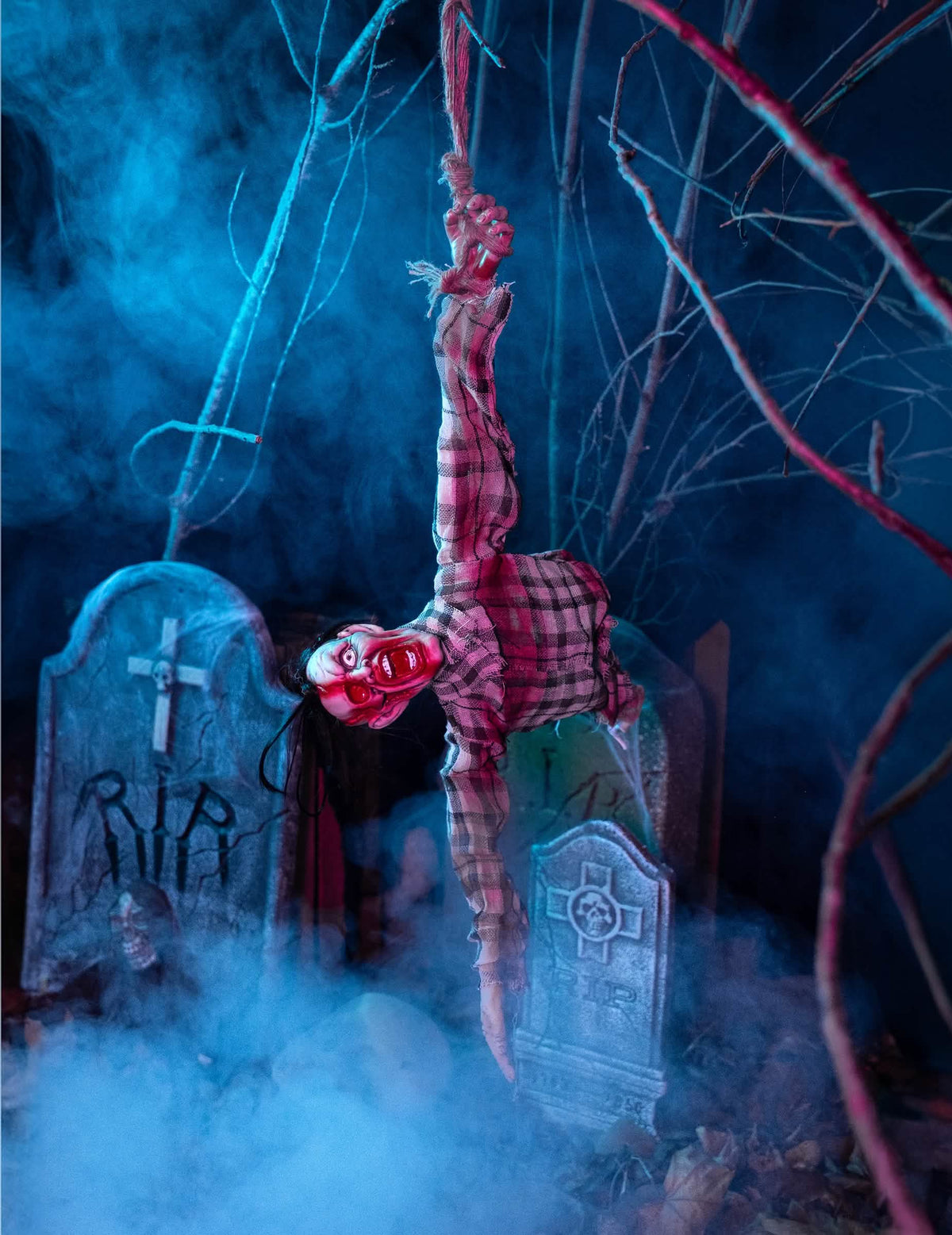 Vista da suspensão pelo braço da decoração de torso de zombie para halloween