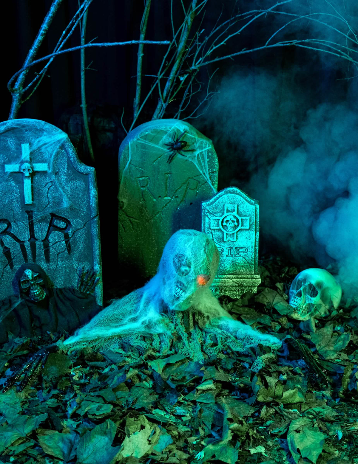 Ambientação num cemitério da decoração zombie animada para halloween