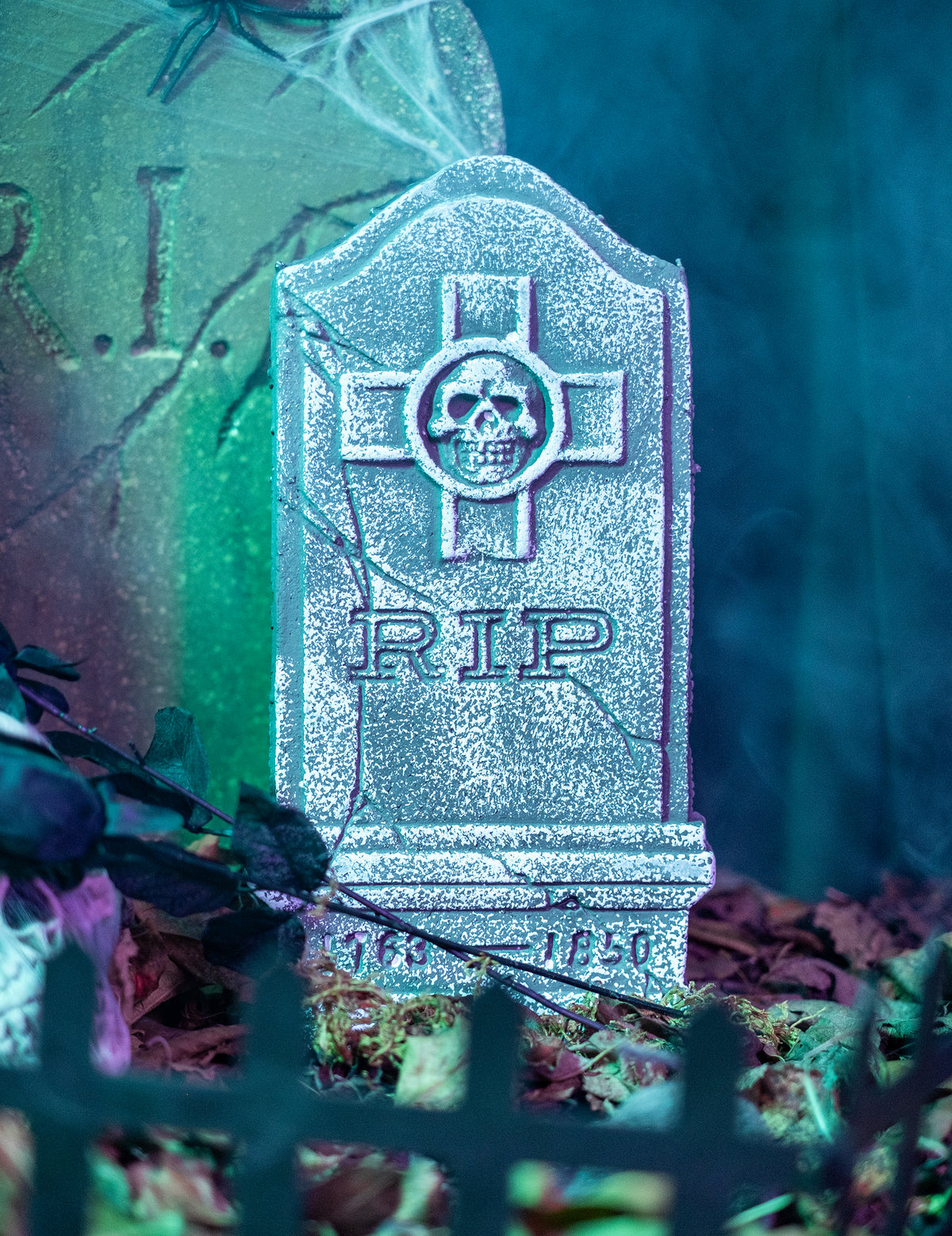 Gros plan sur la pierre tombale des décorations 21 pièces squelette et pierre tombale pour Halloween