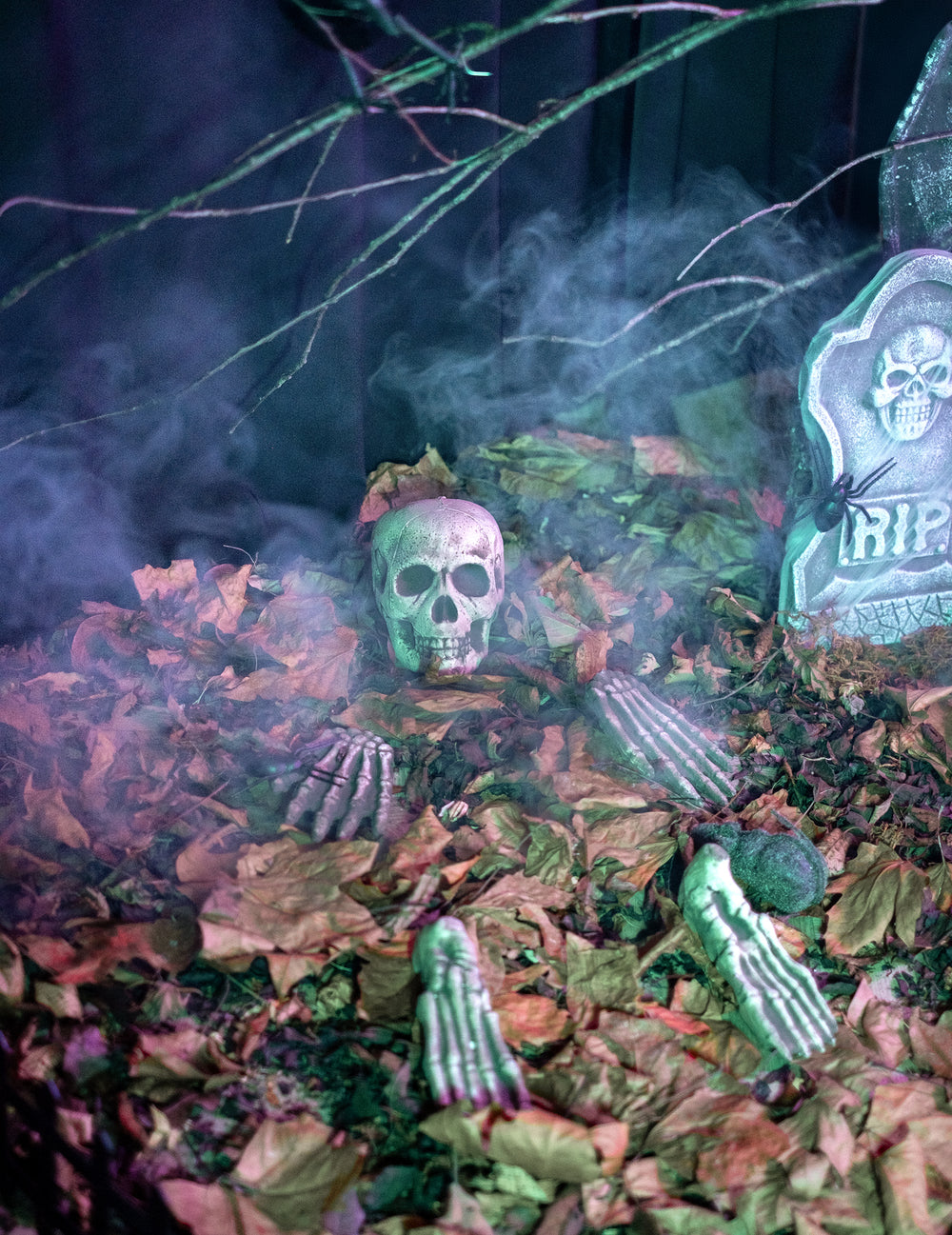 Squelette émergeant de feuilles mortes des décorations 21 pièces squelette et pierre tombale Halloween