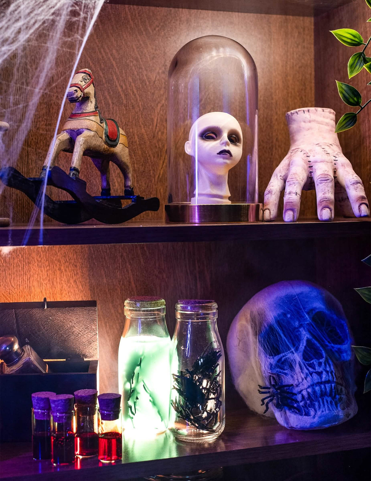 Ambientação das decorações de cabeças de bonecas cadavéricas