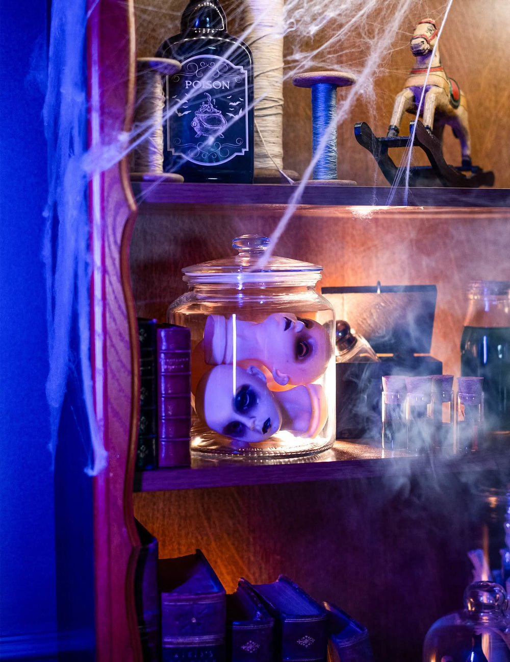 Encenação num gabinete de curiosidades das decorações de cabeças de bonecas cadavéricas