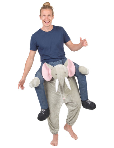Disfarce homem as costas de um elefante adulto
