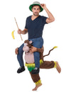 Disfarce homem às costas de um macaco adulto