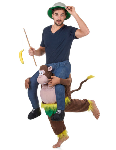 Disfarce homem às costas de um macaco adulto