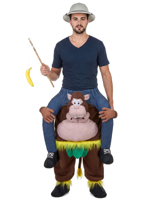 Disfarce homem às costas de um macaco adulto