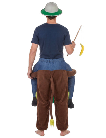 Disfarce homem às costas de um macaco adulto