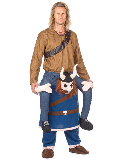 Disfarce homem ás costas de um viking adulto